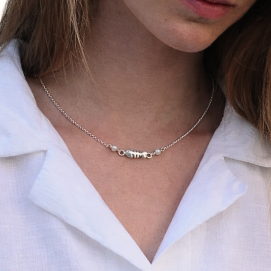 Silberkette mit Fischen und Perlen – handgefertigt