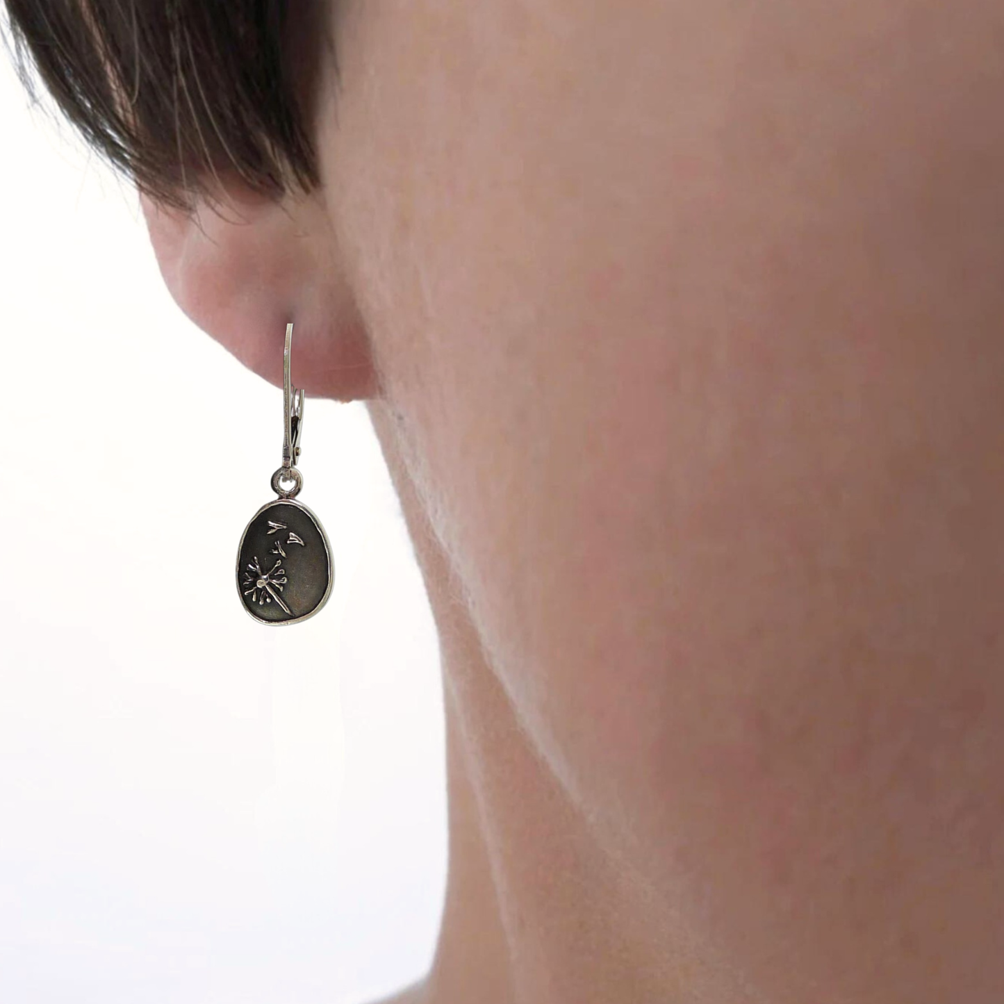 Sterling zilveren oorbellen met paardebloem – ovale hangers met klaphaakjes