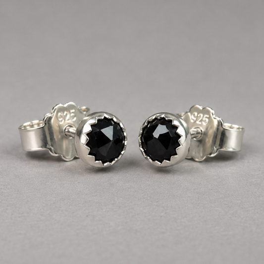Zilveren oorknopjes met Spinel – Kleine handgemaakte oorstekers van 4 mm