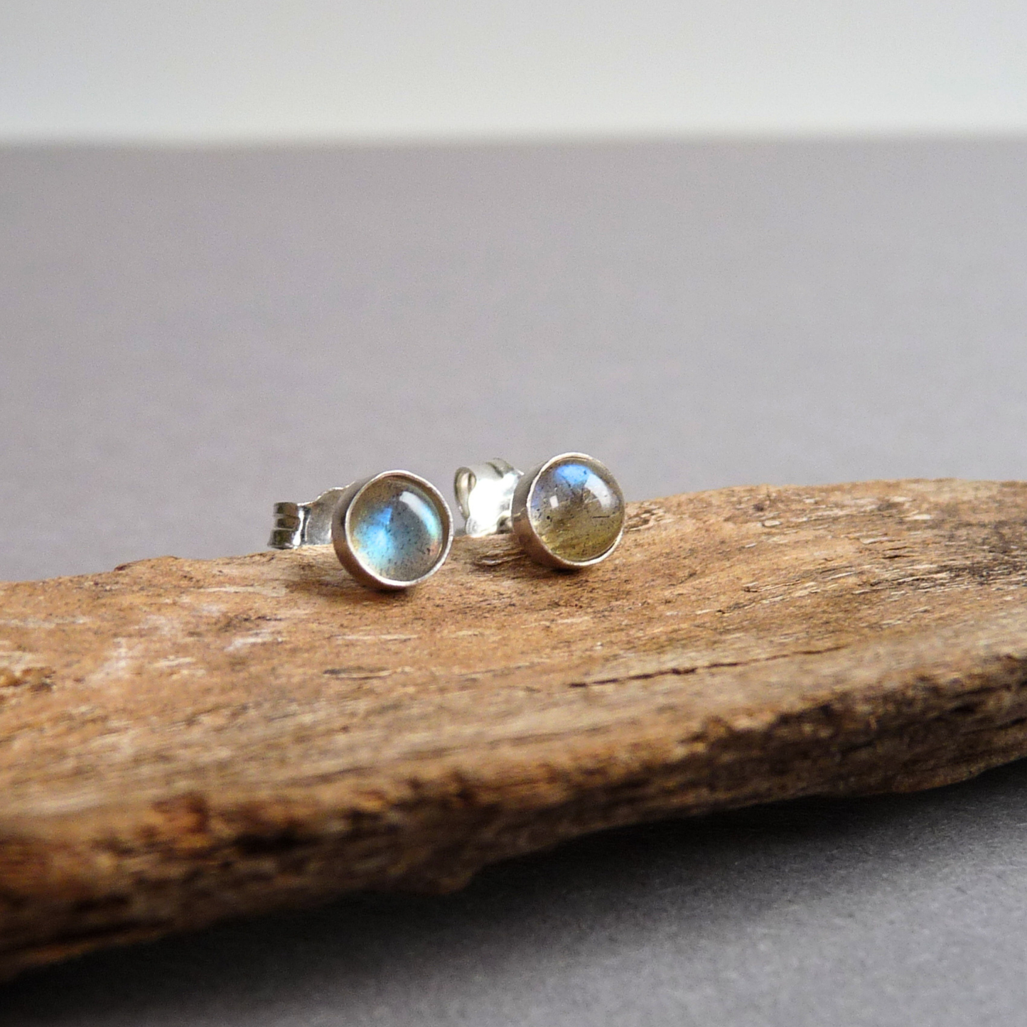Kleine zilveren oorknopjes met Labradoriet
