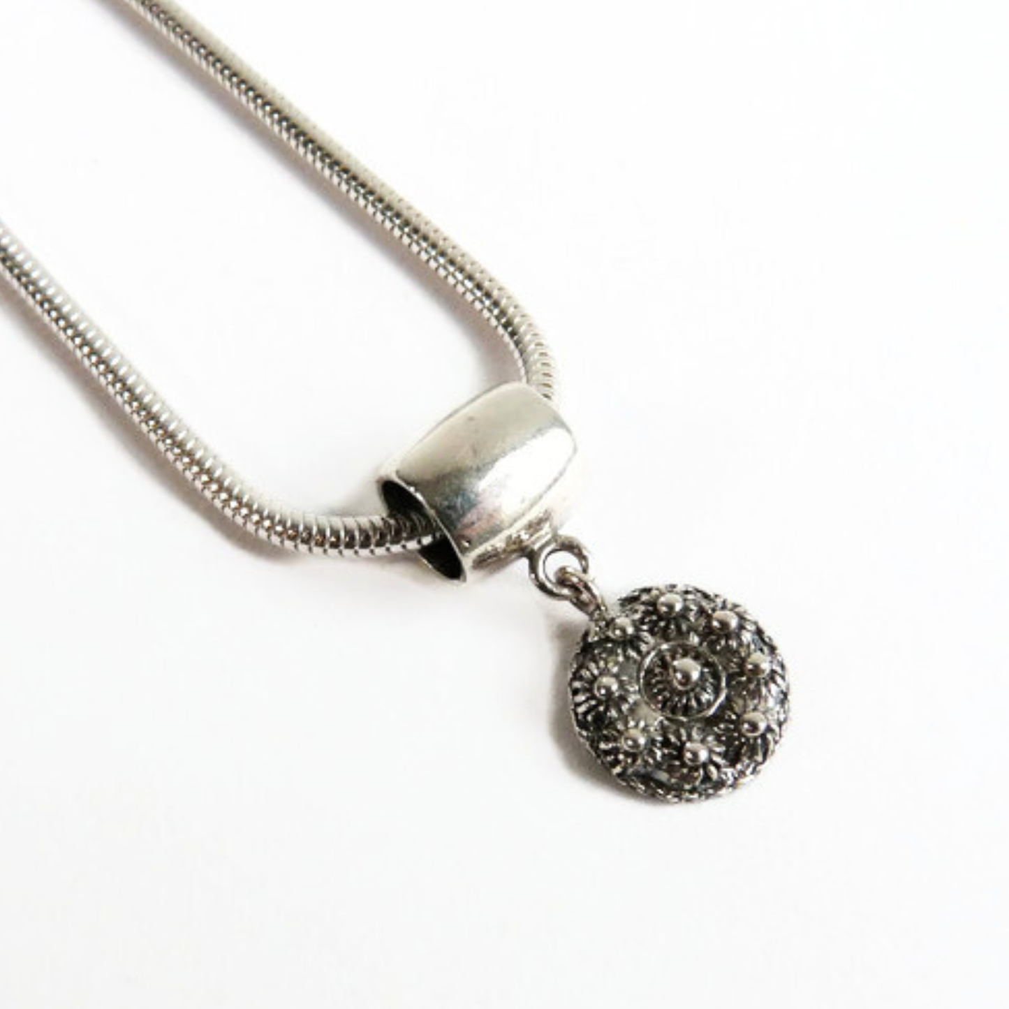 Silberner Pandora-Anhänger mit Goes-Knopf – traditioneller niederländischer Schmuck