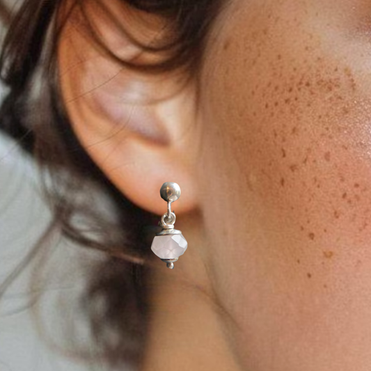 Zilveren Rozenkwarts oorknopjes voor dames – kleine zilveren oorknopjes