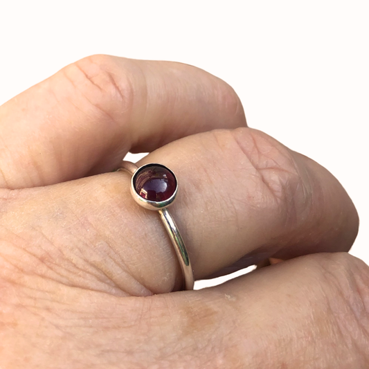 Zilveren stapelring met granaat – Handgemaakt