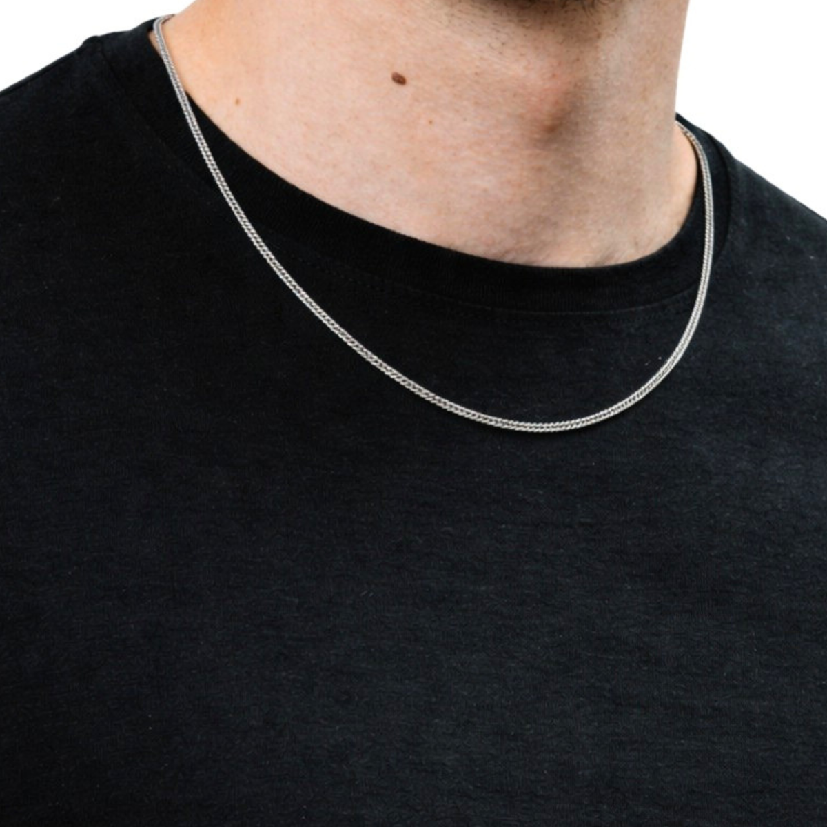 Robuuste zilveren vossenstaart ketting van 2 mm breed gedragen door een man