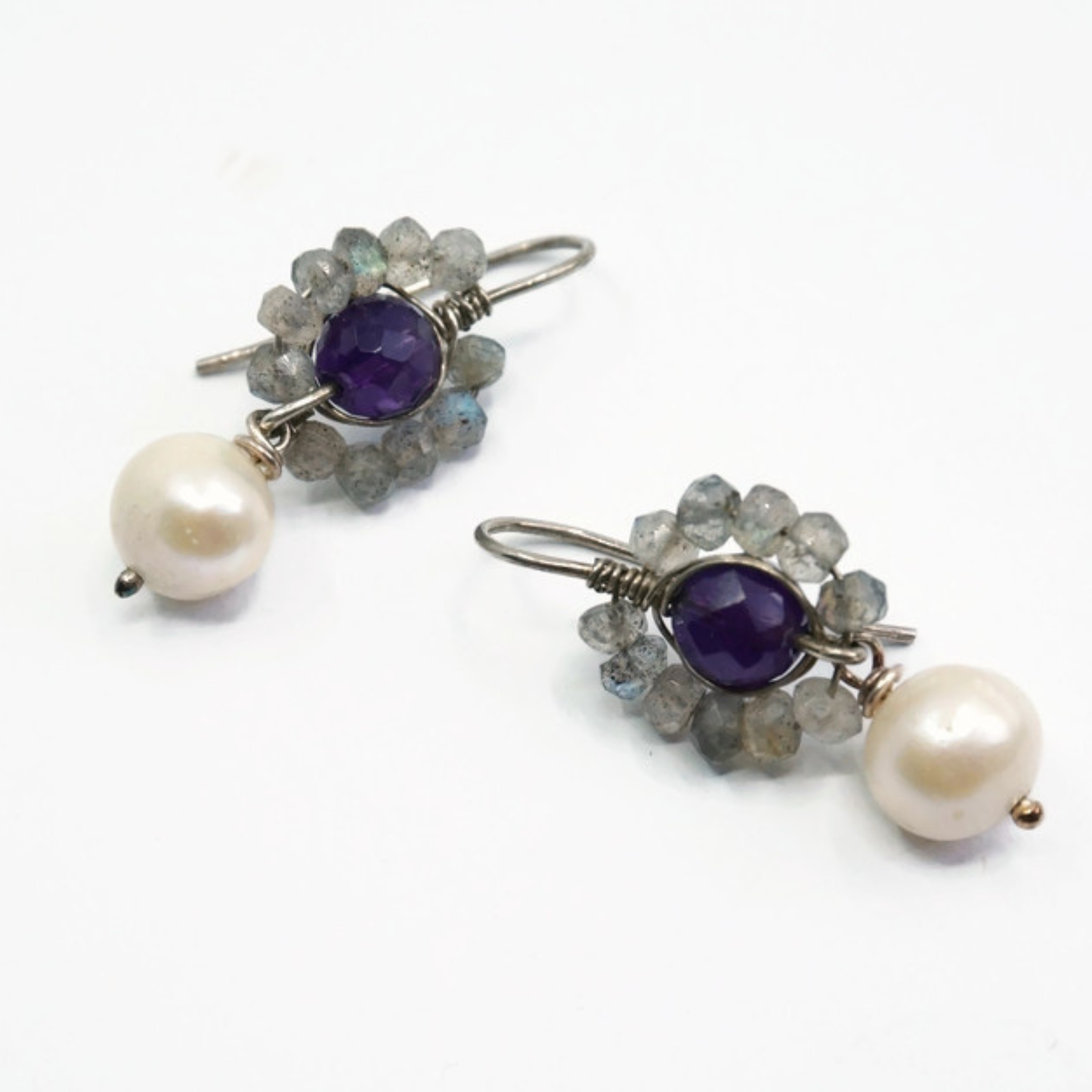 Zilveren oorbellen met Labradoriet Amethist en Zoetwater parel