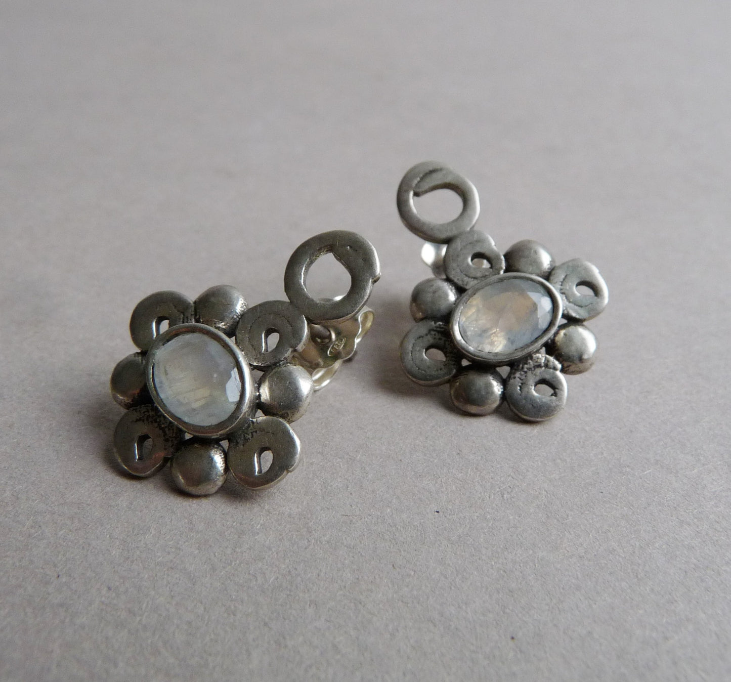 Maansteen knopjes oorbellen – handgemaakte zilveren oorbellen met facet geslepen Maansteen