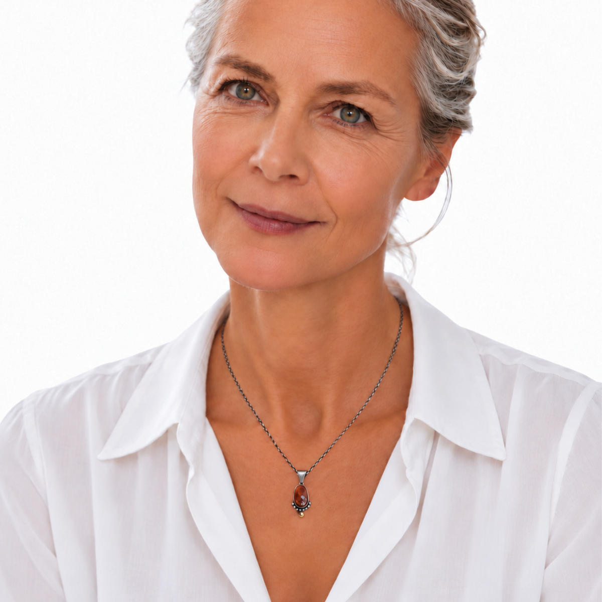 Model draagt de handgemaakte bicolor ketting met zonnesteen hanger om de hals